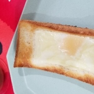 薄焼き卵とレタスのチーズトースト
